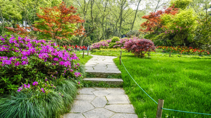 Come scegliere l’arredamento del giardino: gazebo in legno o in ferro battuto?